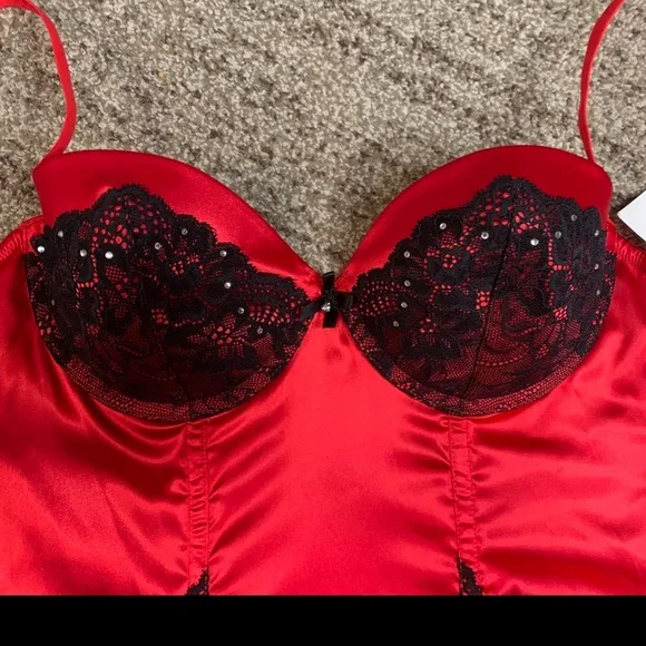 🤎 🛌 Red satin Bustier corset black lace with sparkle fits 34-36 B or C Med nWT