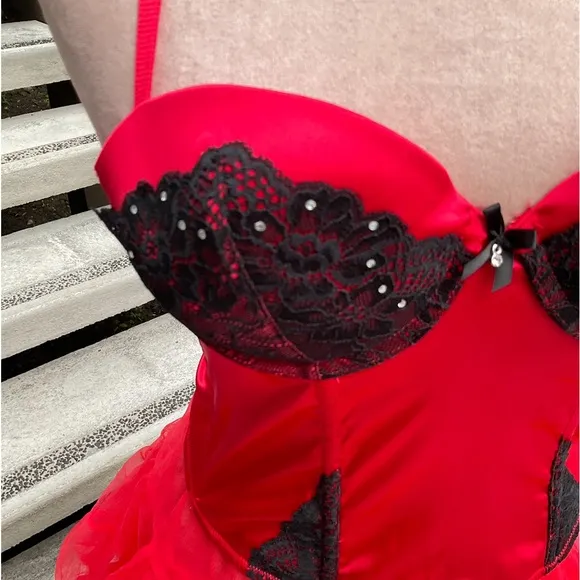 🤎 🛌 Red satin Bustier corset black lace with sparkle fits 34-36 B or C Med nWT