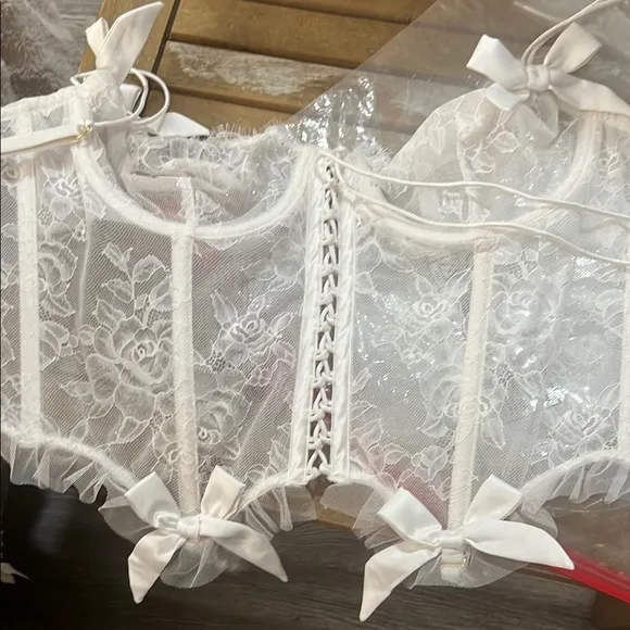 0253 NWT Victoria Secret Elegant Lace Lingerie top only  in White M