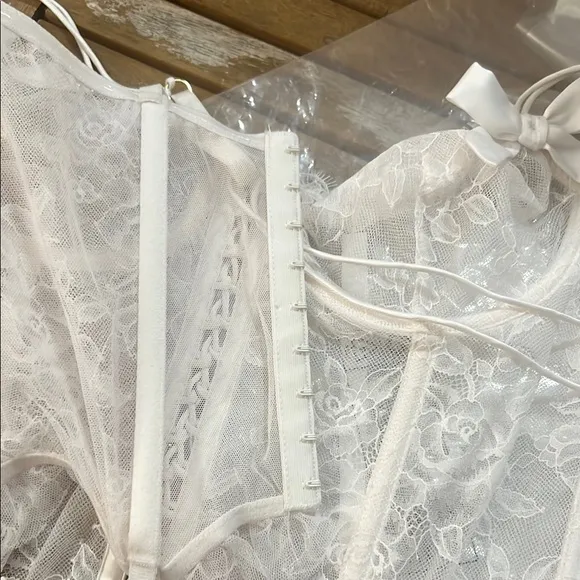 0253 NWT Victoria Secret Elegant Lace Lingerie top only  in White M