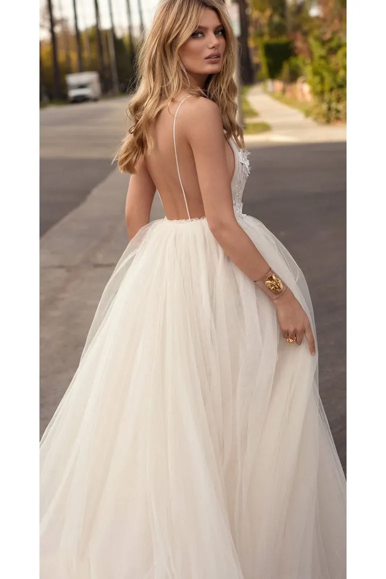 A-line Spaghetti Straps Floor Length Sleeveless Backless Romantic Tulle Bridal Gown Wedding Dresses OHD157