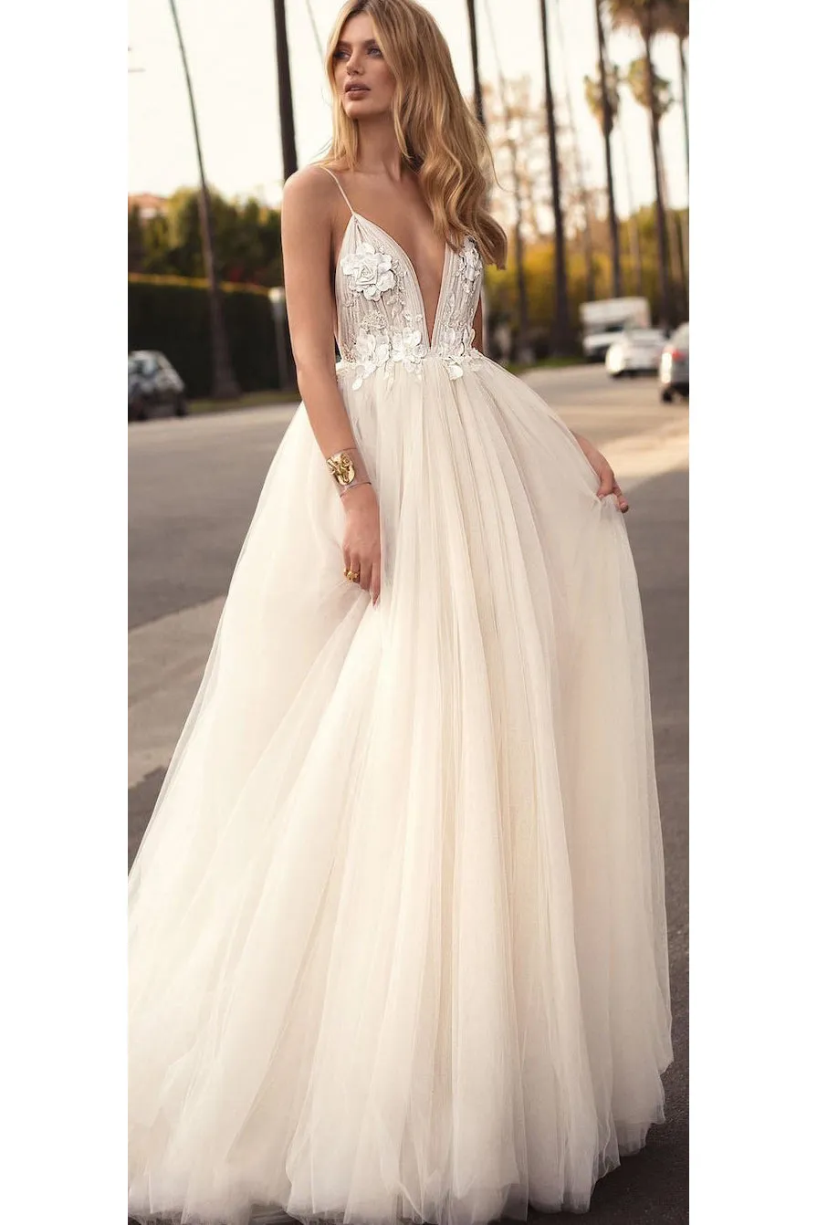 A-line Spaghetti Straps Floor Length Sleeveless Backless Romantic Tulle Bridal Gown Wedding Dresses OHD157