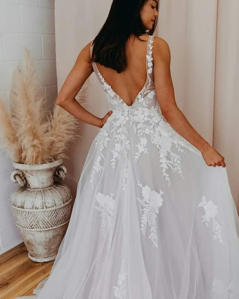 Anneprom A-Line V Neck Tulle Lace Appliques Romantic Wedding Dress Bridal Gown APW0155