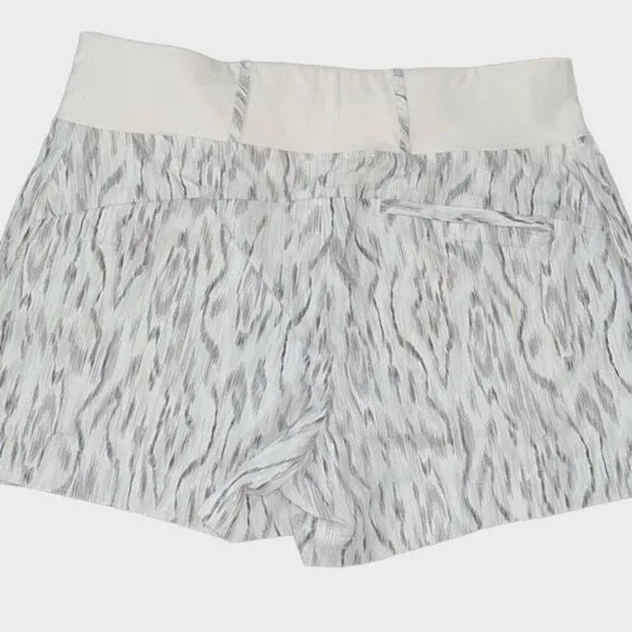 Athleta Athletic Trekkie North Shorts Off White Print Stretch Zip Pockets 12