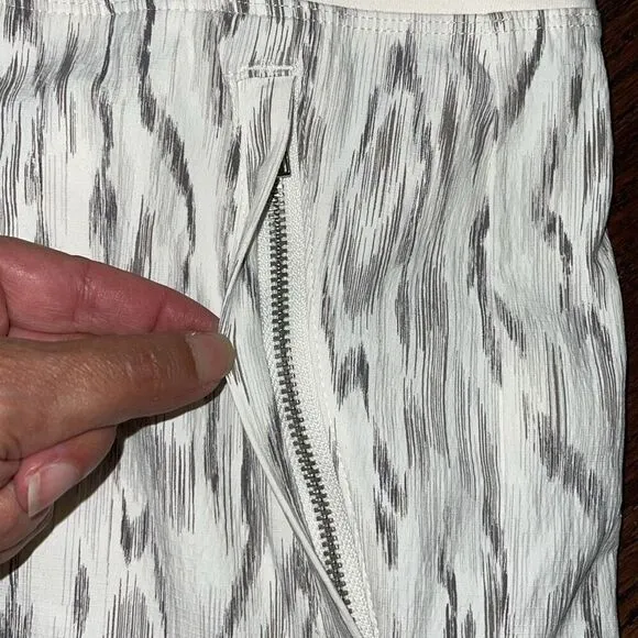 Athleta Athletic Trekkie North Shorts Off White Print Stretch Zip Pockets 12