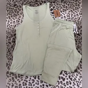 Born Sleepwear 2 Piece Tank Pants Set in Green Size Small