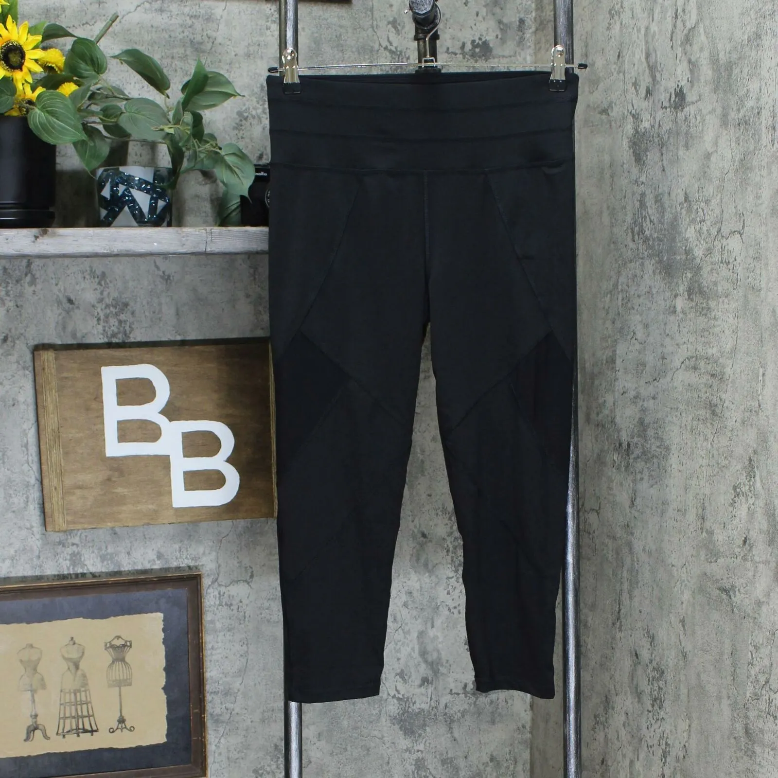 G.I.L.I. Flat Seam Cropped Leggings With Mesh Inserts Noir Black Medium