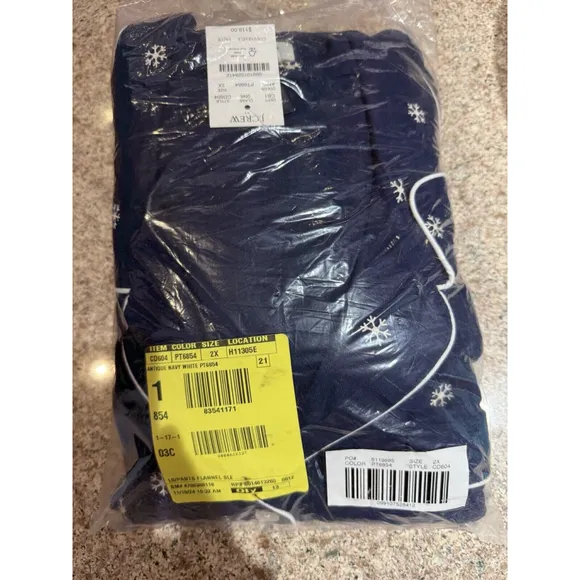 J Crew-Long Sleeve Flannel Pajama Set Women’s 2X Navy Blue w/White Snowflake NWT