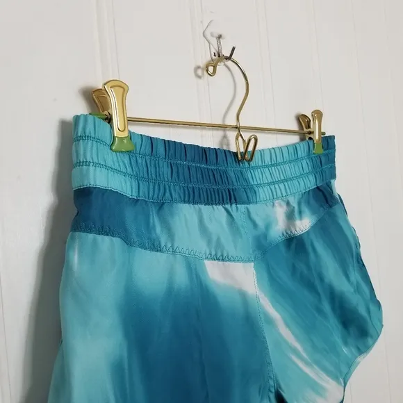 Lululemon Shorts Womens Size 4 Aqua Blue Paradise Surge Waterfall Surf Beach