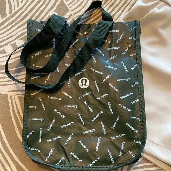 Lululemon Softstream high-rise shorts 4” and lululemon snap bag