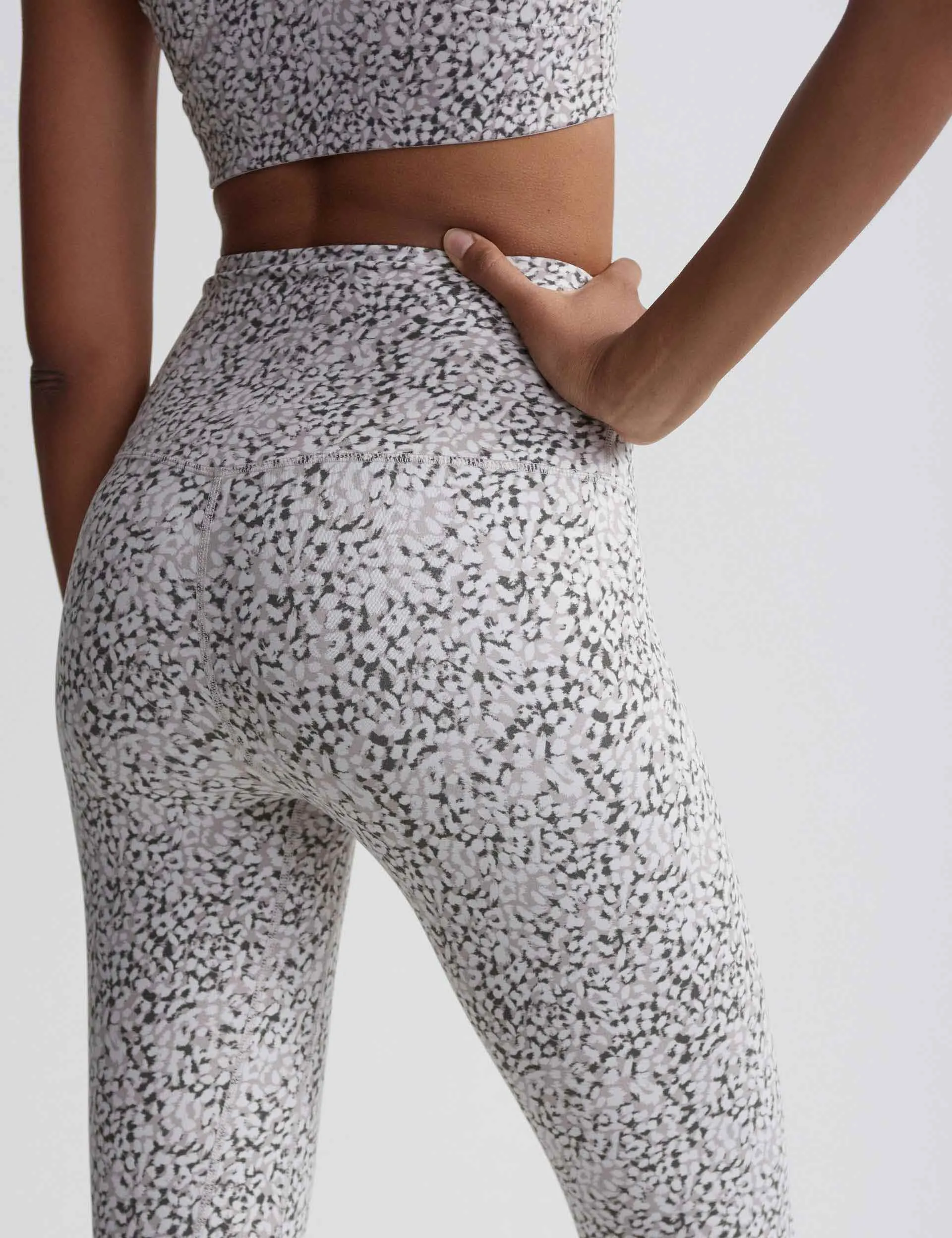 Move Super High Waisted Legging 25" - Mono Distorted Cheetah