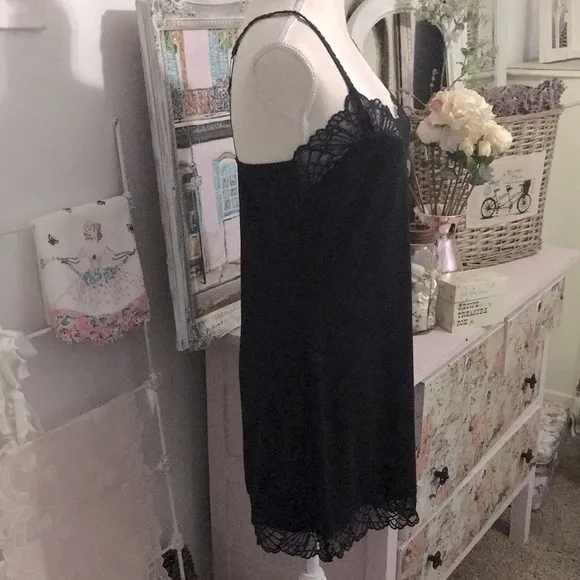 NWT Josie by Natori Elegant Black Lace Trim Chemise Size Medium