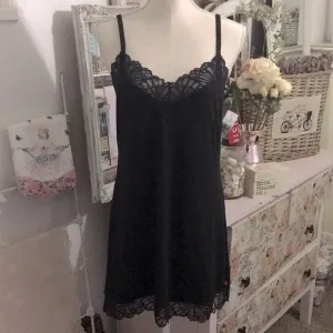 NWT Josie by Natori Elegant Black Lace Trim Chemise Size Medium