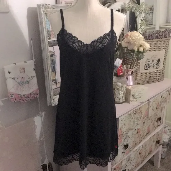 NWT Josie by Natori Elegant Black Lace Trim Chemise Size Medium