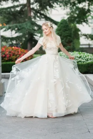 Romantic Horsehair Lace Wedding Gown with Short Sleeves