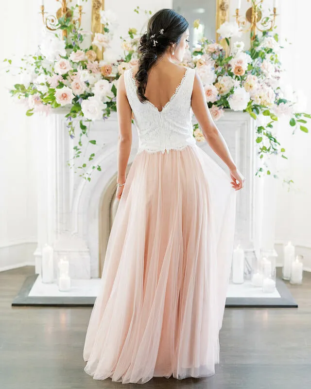 Romantic Lace Tulle Skirts Bridesmaid Dresses with V-Neckline A-line Party Gowns Floor Length