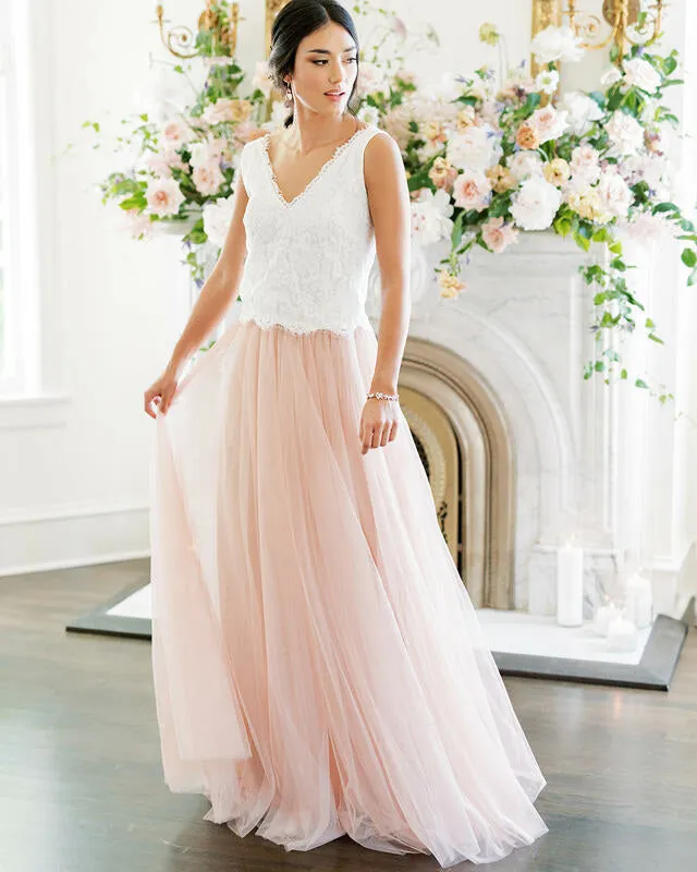 Romantic Lace Tulle Skirts Bridesmaid Dresses with V-Neckline A-line Party Gowns Floor Length