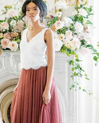 Romantic Lace Tulle Skirts Bridesmaid Dresses with V-Neckline A-line Party Gowns Floor Length