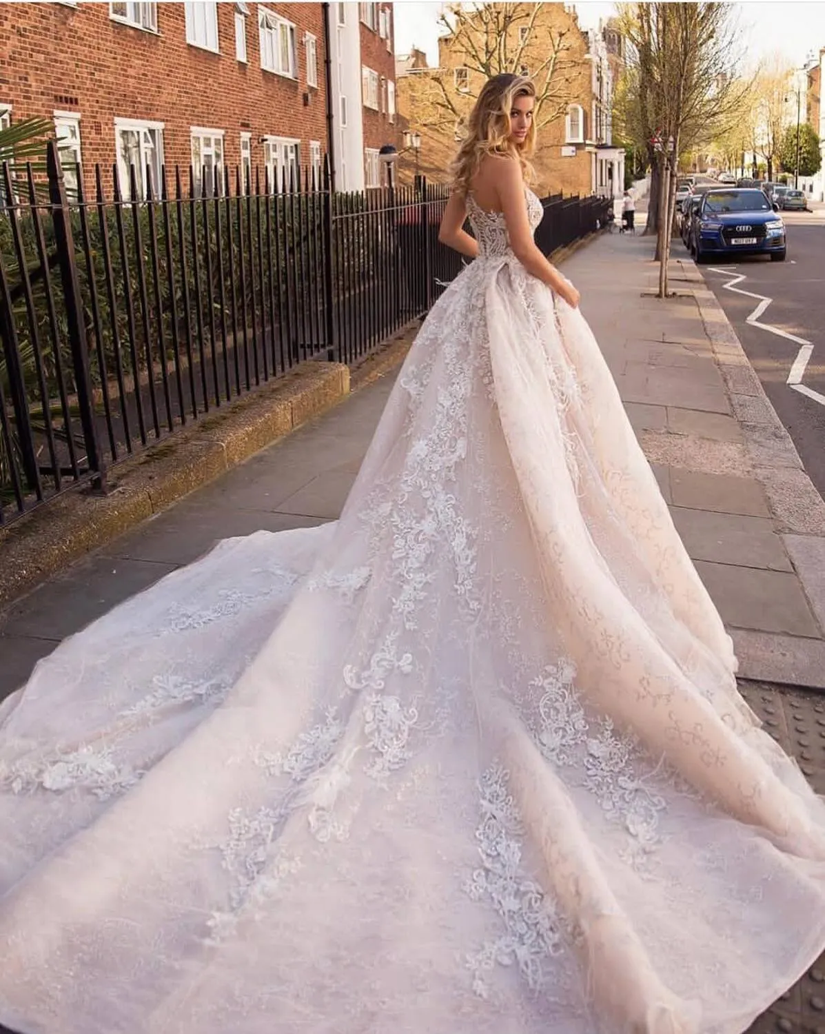 Romantic Luxury Lace And Appliques Wedding Dress With Sexy Illusion Back