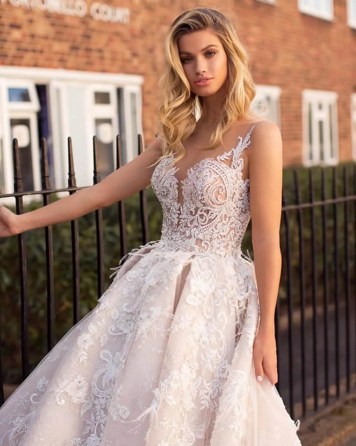 Romantic Luxury Lace And Appliques Wedding Dress With Sexy Illusion Back