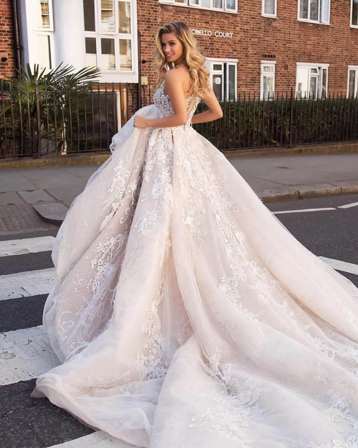 Romantic Luxury Lace And Appliques Wedding Dress With Sexy Illusion Back