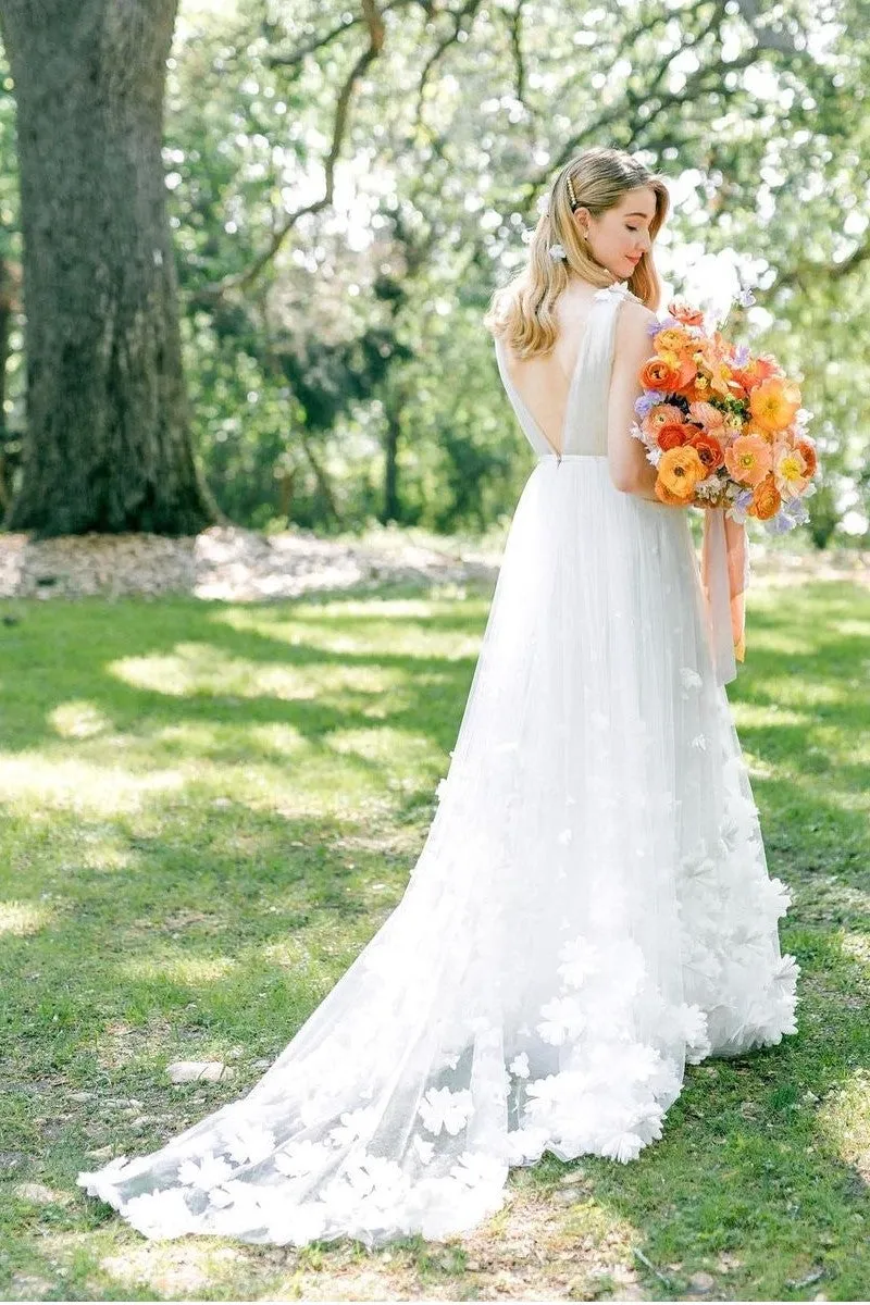 Romantic Tulle Flower Bridal Gown with V-neckline