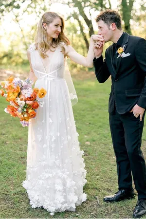 Romantic Tulle Flower Bridal Gown with V-neckline