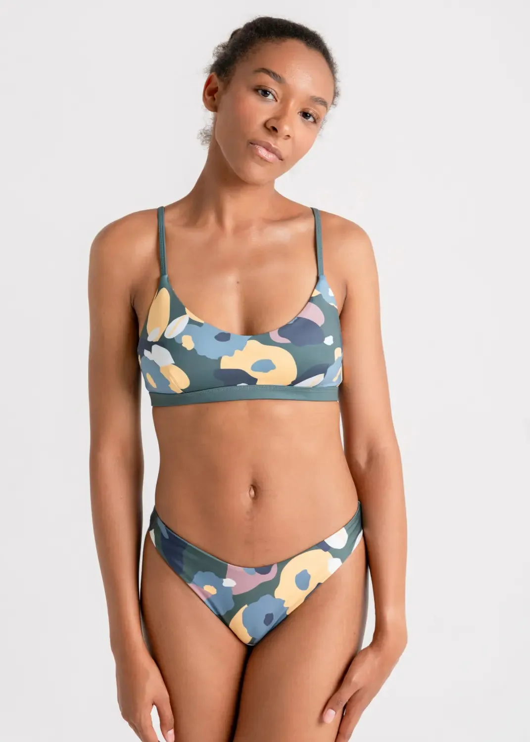 Surin Bikini Top mit Green Wildflower Print