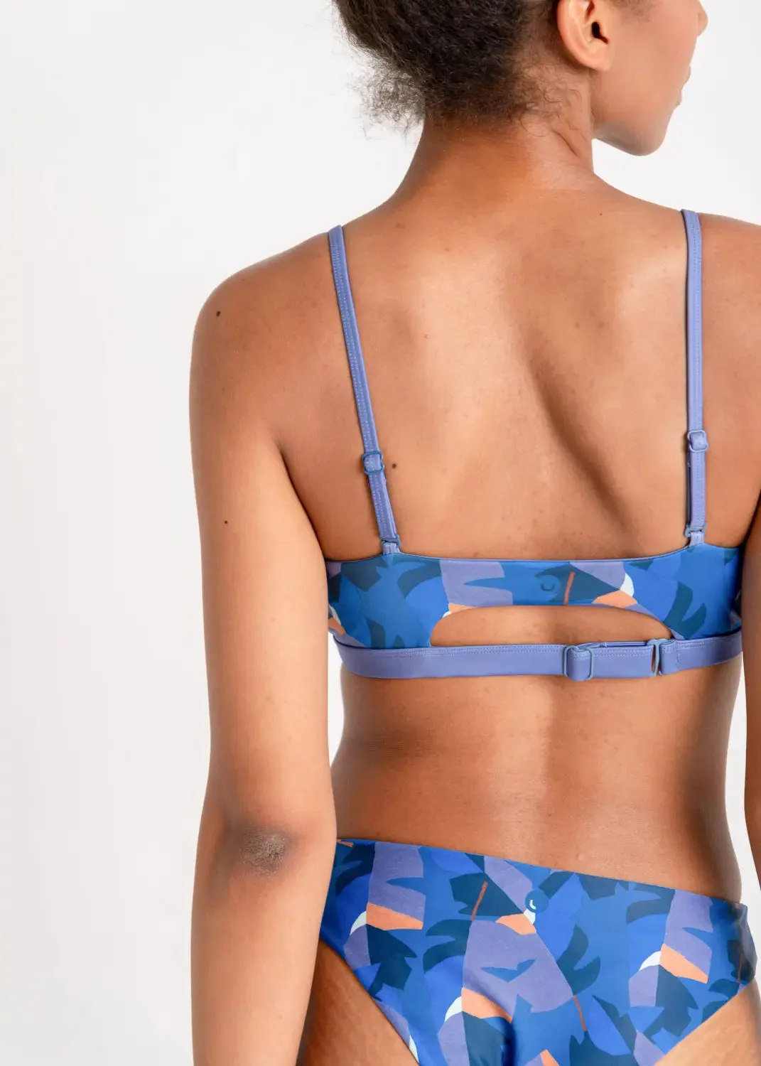 Surin Bikini Top mit Violet Feather Print