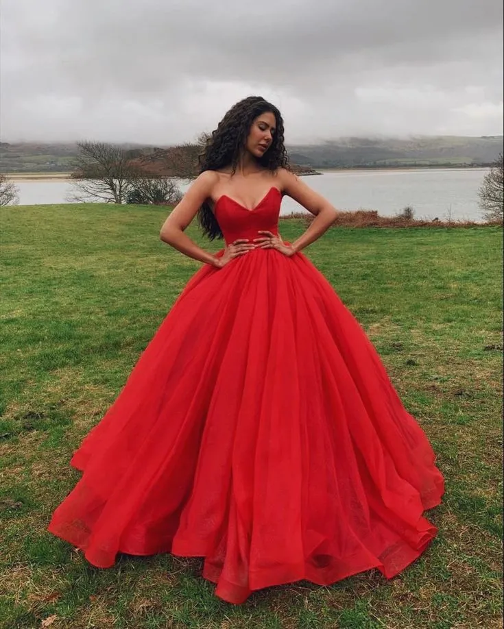 Sweetheart Strapless Red Ball Gown Quinceanera Dresses Satin Sweet 16 Dress