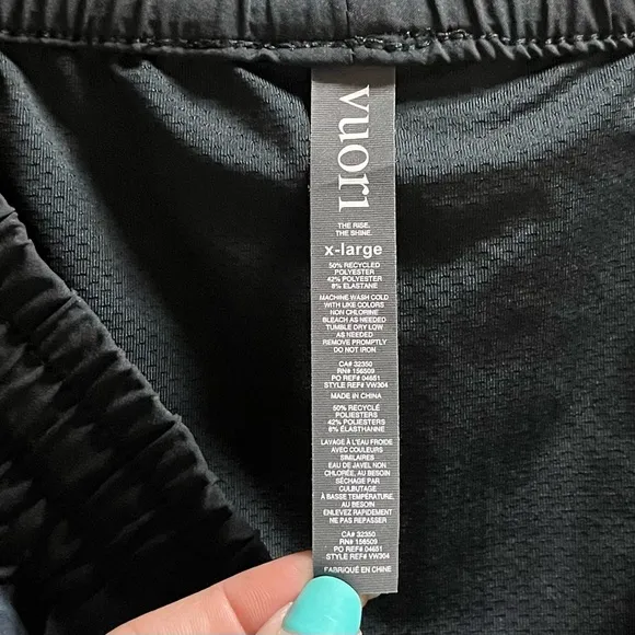 Vuori Clementine Performance Shorts Womens XL Black Camo Outdoor Gorpcore Gym